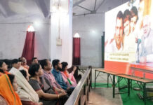 मंदिरों, मदरसों, चर्चो और मठों में धर्म गुरुओं के साथ लोगों ने सुनी मन की बात