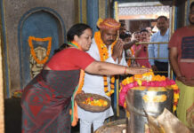 मनकामेश्वर मंदिर में जलाभिषेक व पूजन अर्चन, भाजपा महापौर प्रत्याशी ने माँगा जीत का आशीर्वाद