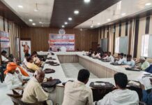 प्रधान जी की लगी जल वाली पाठशाला, पटवारी और सचिव भी बैठे क्लासरूम में