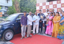 जुगल किशोर ज्वैलर्स बॉय राजन रस्तोगी के लकी ड्रा विजेता को मिली मारुति इग्निस कार की चाभी