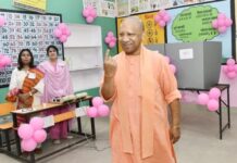 निकाय चुनाव : सीएम योगी आदित्यनाथ ने गोरखपुर में किया मतदान
