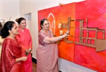 कमिश्नर ने वन्दना सहगल द्वारा आयोजित मैंगो म्यूजिंग आर्ट गैलरी का शुभारंभ किया