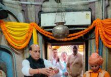 रक्षा मंत्री एवं सांसद राजनाथ सिंह ने मनकामेश्वर मंदिर में की पूजा-अर्चना
