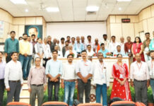 औषधीय फसलों के उत्पादन, उनकी गुणवत्ता एवं मूल्य संवर्धन के बारे में दी जा रही जानकारी