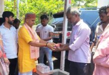 अवैद्यनाथ चैरिटेबल ट्रस्ट ने किया फल वितरण