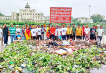 गोमती नदी सफाई का 265वां सप्ताह, स्वयंसैनिकों ने सफाई के बाद की आरती