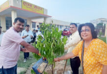 पौधरोपण व मिठाई बांटकर जानकीपुरम विस्तार के ट्रामा सेंटर की मनाई खुशी