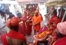 मंत्रोच्चार और शंख की ध्वनियों के बीच गुरु का ओंकार पूजन