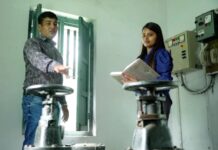 घूंघट से बाहर निकल पानी सप्लाई की जिम्मेदारी निभा रहीं ग्रामीण महिलाएं