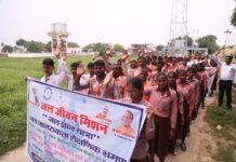 नल खोल स्कूली बच्चों ने पीया स्वच्छ पानी, बोले थैंक्यू मोदी जी-योगी जी