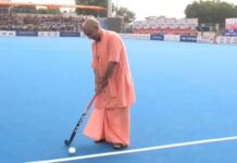 खेल दिवस पर हॉकी खेलते हुए दिखे सीएम योगी, देखे वीडियो