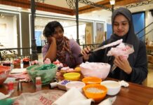 शालीमार गेटवे मॉल में कपकेक डेकोरेशन वर्कशॉप में लोगो ने सीखे ये गुर