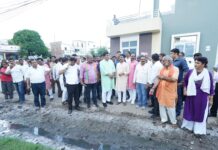 नगर विकास मंत्री ने हरिहर नगर की सफाई व्यवस्था का किया निरीक्षण