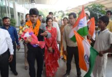 पदक विजेता आईएएस अधिकारी सुहास का वापसी पर जोरदार स्वागत