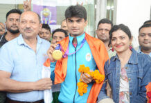 पैरा एशियन गेम्स में जीता स्वर्ण, वापसी पर पैरा शटलर आईएएस सुहास का जोरदार स्वागत