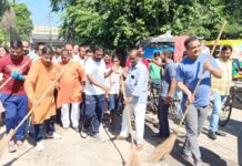 मिठाई वाला चौराहे पर समाजसेवियों ने लगाई झाड़ू
