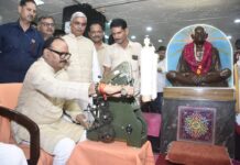 उप मुख्यमंत्री बृजेश पाठक ने महात्मा गांधी और लाल बहादुर शास्त्री को दी श्रद्धांजलि
