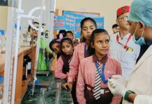यूपी के आदर्श गांव के ”मॉडल” में स्कूली बच्चों को हर घर में मिला नल