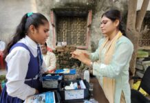 स्कूली छात्र-छात्राओं ने अपने हाथों से जांची पानी की गुणवत्ता