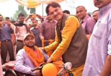 सरोजनीनगर विधायक डॉ. राजेश्वर सिंह ने दिव्यांगजनों को बांटी मोटराइज्ड ट्राइसाइकिल, दोहराया दिव्यांगजन सशक्तिकरण का संकल्प
