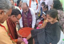 महानगर अध्यक्ष आनंद द्विवेदी ने अष्टमी पर कन्या पूजन कर पांव पखारे