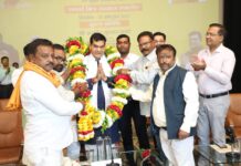 नगर विकास मंत्री ने महर्षि वाल्मीकि जयंती पर सफाई मित्रों का किया सम्मान