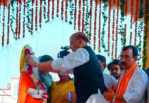रक्षा मंत्री राजनाथ सिंह ने आदि कवि महर्षि वाल्मीकि जयंती पर अर्पित की पुष्पांजलि
