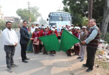 स्कूली छात्र-छात्राओं ने जल जांच की प्रक्रिया देखी, खुद भी जांचे पानी के सैंपल