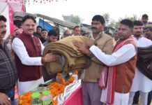 अनुसूचित जनजातीय समाज के लोगों के बीच पहुंचे डॉ राजेश्वर सिंह
