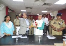 मंत्री धर्मवीर प्रजापति का कारागार के विभिन्न उत्पादों को जनता के बीच प्रदर्शन कराने पर जोर