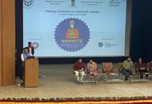 सीवर एवं सेप्टिक टैंक की सफाई में कार्यरत कर्मचारियों के लिए चलाई जा रही योजनाओं पर चर्चा