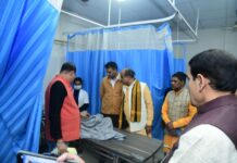मंत्री एके शर्मा ने मऊ पहुंचकर दुर्घटना में घायल लोगों से की मुलाकात