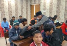 दृष्टिबाधितों के चेहरों पर डॉ राजेश्वर सिंह लाए मुस्कान, ठंड में राहत पहुंचाने को किया ये काम