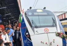 अयोध्या धाम से लखनऊ चारबाग स्टेशन पहुंचने पर वंदे भारत ट्रेन का भव्य स्वागत