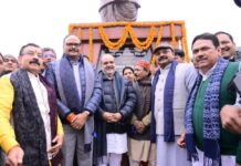 प्रदेश अध्यक्ष, उप मुख्यमंत्री सहित वरिष्ठ नेताओं व लखनऊ महानगर कार्यकर्ताओं ने कल्याण सिंह की प्रतिमा पर श्रद्धा सुमन अर्पित किए