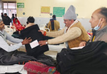 लोकबन्धु अस्पताल और सामुदायिक स्वास्थ्य केंद्र में मरीजों को मिले कंबल तो खिल उठे चेहरे
