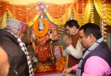 मंत्री एके शर्मा ने सिद्धार्थनगर के हनुमानगढ़ी मंदिर में की पूजा-अर्चना व साफ-सफाई