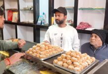 दोनों हाथ में लड्डू और सर कढ़ाही में