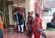 एमएलसी मुकेश शर्मा ने धात्री दुर्गा मंदिर प्रांगण में चलाया स्वच्छता अभियान