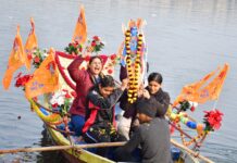गोमती की लहरों पर निकली भगवान श्रीराम की शोभयात्रा, यूपी रोइंग एसोसिएशन की टाई का भी अनावरण