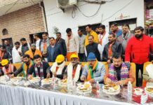 नीरज सिंह ने वाल्मीकि बस्ती में स्वच्छता कर्मियों के साथ किया सह भोज और उनका सम्मान