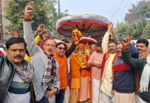 तमिलनाडु से पहुंचे हिन्दू महा सभाईयो ने निकाली छतरी यात्रा