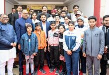 केंद्रीय खेल मंत्री अनुराग ठाकुर ने राष्ट्रीय खेलों के पदक विजेता यूपी के कलारीपयट्टू खिलाड़ियों को दी बधाई