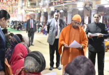 पोलियोग्रस्त भाइयों को देख सीएम भावुक , बोले- इलाज में नहीं होने देंगे कमी