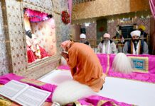 मुख्यमंत्री ने रविदास मंदिर में टेका मत्था