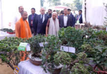 किसानों को आगे बढ़ने का अवसर दे रही डबल इंजन की सरकार : सीएम योगी