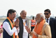 लखनऊ आये पीएम मोदी का अमौसी एयरपोर्ट पर डॉ राजेश्वर सिंह ने किया स्वागत
