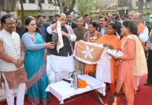 रक्षा मंत्री राजनाथ सिंह ने सिलाई कढ़ाई सेंटर की महिलाओं से किया संवाद