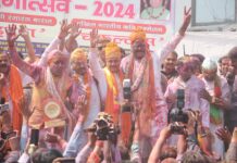 होली : चौक बरात में घोड़ों एवं ऊँटों पर सवार होकर निकला मदमस्त होरियारों की टोली