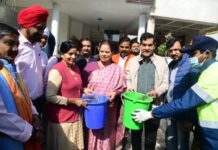 नगर विकास मंत्री एके शर्मा ने घरों से कूड़ा उठाकर की “लखनऊ स्वच्छता अभियान” की शुरुआत